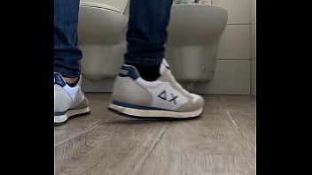 Beccato a masturbarsi spio ragazzo orgasmo reale