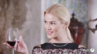 Christian Clay dùng dương vật to lớn của mình đâm mạnh vào mông căng tròn của Cherry Kiss