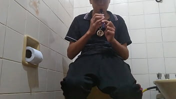 Tocando escondido no banheiro (primeira vez, por isso estou muito t&iacute_mido).