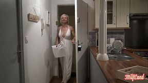 Kim, cougar coquine, s'_occupe de deux bites Part 1