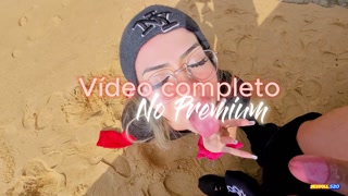 Мен бейтаныс адамнан мені жағажайда түсіруді сұрадым, мен оған өте ылғалды минетпен төледім!