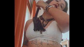 Je joue avec mon fouet en me caressant