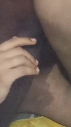 Spectacular moment from &quot;Desi girl ni keera tho thosi kurchile petti ongo petti denga gattiga&quot;