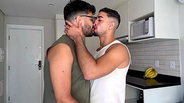 MARCOS GOIANO - FODENDO COM O VIZINHO TESUDO - PELUDO COM UMA BUNDA LINDA FODEU O GOIANO - SEXO GAY SEM CAMISINHA - MEU VIZINHO FODEU MINHA BUNDA