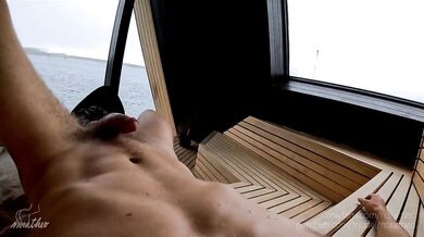 Stranger’s wet ass almost caught in the public sauna