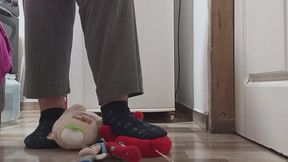 Tiny crush fantasy - pisando a mis pequeños con y sin medias.
