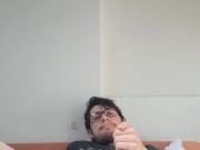 Twink che lavora di mano pronto per sborrare (AMATORIALE ITALIANO)