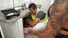 tony tigrao em: o encanador humilde ep 2: a loira da cozinha! marcando a volta da espetacular lolla martinelli ao canal do tigrao em mais uma cena cheia de tesao!!!