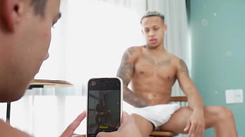 CHAME O AMIGO PRA TIRAR UMAS FOTOS, MAS ELE TIROU FOI LEITE DA MINHA PICA.