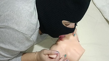Mulher ajudou a fuder a boneca