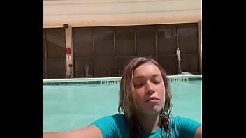Hermosa tetona en piscina mojada