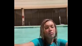 Hermosa tetona en piscina mojada