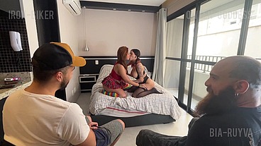 Trocando as esposas e gozando na cara delas!