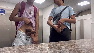 morbo con hetero en el baño de la universidad