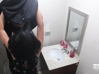 Padrastro descubre a su hijastra en el baño follando
