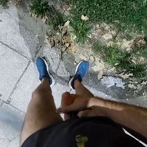 Drkam kurac, covek prolazi (risky street jerking, no cum)