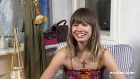 Ersties - 21-jährige Carla D fingert sich ausgiebig selbst