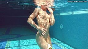 Water-boned milf Nicole Pearl unleashing sinful sensual squats beneath the waves