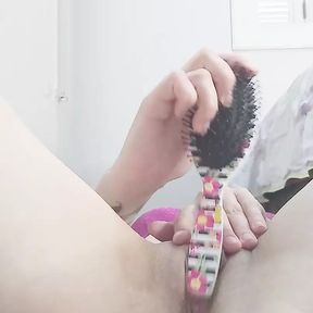 hottie sticking brush in pussy