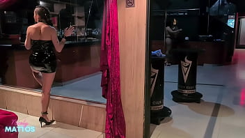 As safadas ficam peladinhas no clube de swing