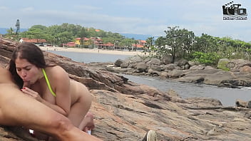 Casal Badarox vai tomar banho de mar e acaba transando na beira da praia. Manu Fox.