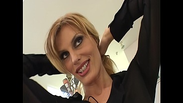 Darryl Hanah Is A Mommy That Worships Cock (HD scene)
