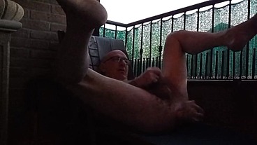 Ops68ops si sollazza il bucone in balcone