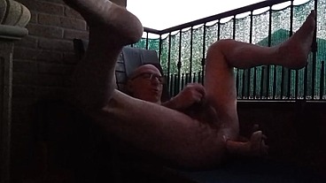 Ops68ops si sollazza il bucone in balcone