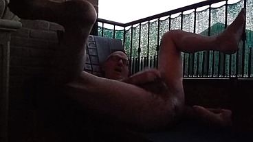 Ops68ops si sollazza il bucone in balcone