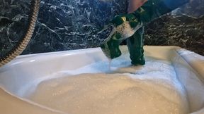 Leathanas Bath In Shiny Green Boots