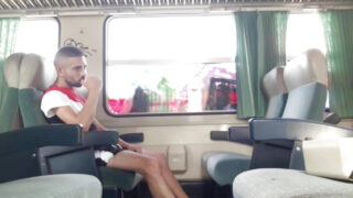 Hjemmelaget offentlig klipp av fransk amatør Jess Royan som suger kuk før hun tar stor pikk uten kondom