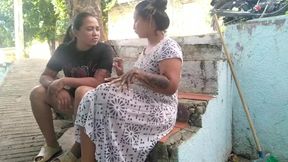 mientras la vieja se encuentra haciendo aseo yo me le insinu� para follar con ella en publico