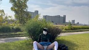 ニーハイの女装子まゆちゃんが遠くにたくさん人がいる河原で自撮り露出パンチラ撮影を楽しんでいる