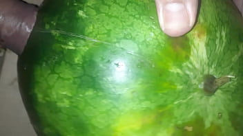 Metiendole la verga a una sandia