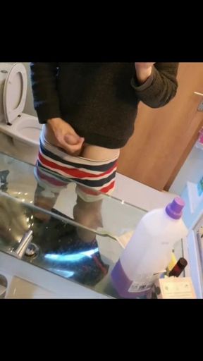 Hot Guy Jerks off Moaning in the Mirror