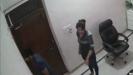 Delhi randi bhabhi nude romance CCTV camera me pakdi gayi