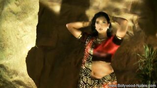 Indian MILF Babe is Awesome when she Dances