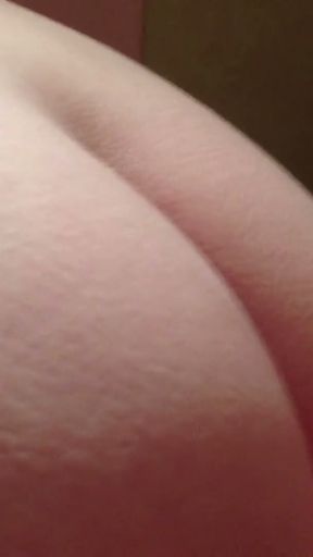 Amateur BBW doing a Little quicky in the bathroom   Clip 1