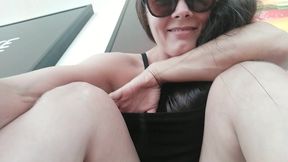 raquel tirou a calcinha dentro do restaurante e comecou se masturbar em publico