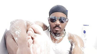 Svart, dusj, bad – POV fotfetisjfilm av moden mørk kanadisk homofil tøs som onanerer