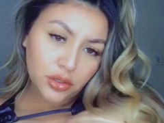 Big boob brunette masturbates on webcam