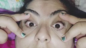 Mis ojos en primer plano: movimientos lentos de lado a lado.