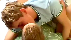 Semental Se Engancha Con Un Twink Y Se Folla El Culo A Pelo