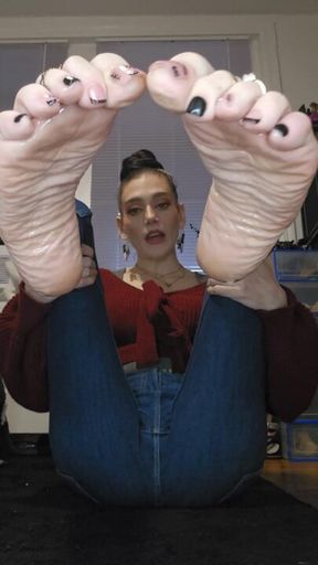 You know what time it is. It's time for another milking session with Mommy's gorgeous stinky sweaty disgusting wrinkles. Pull out that cock and goon!