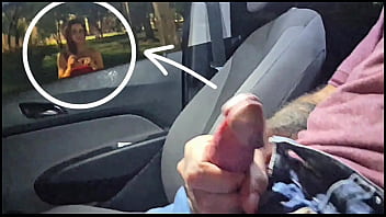 Exibi&ccedil_&atilde_o de pau em publico! gozei olhando para bela mulher no ponto de &ocirc_nibus.