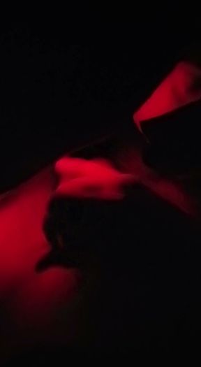 Joven masturbandose con las luces en rojo