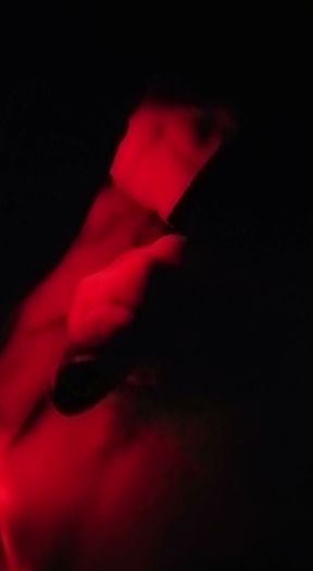 Joven masturbandose con las luces en rojo