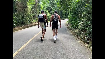Fui fazer trilha com um amigo e o clima esquentou. Transamos no mato mesmo. - Completo