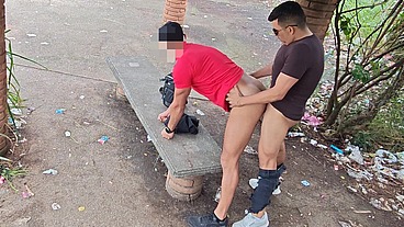 PASSEI O DIA DANDO MEU CU NESTE BANCO DE PARQUE. 5 CARAS HÉTEROS FIZERAM FILA PARA ME COMER E GOZAR NO MEU CU