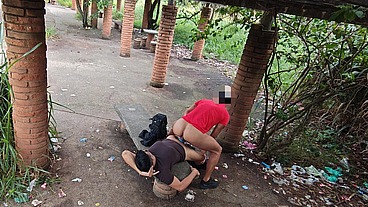 PASSEI O DIA DANDO MEU CU NESTE BANCO DE PARQUE. 5 CARAS HÉTEROS FIZERAM FILA PARA ME COMER E GOZAR NO MEU CU